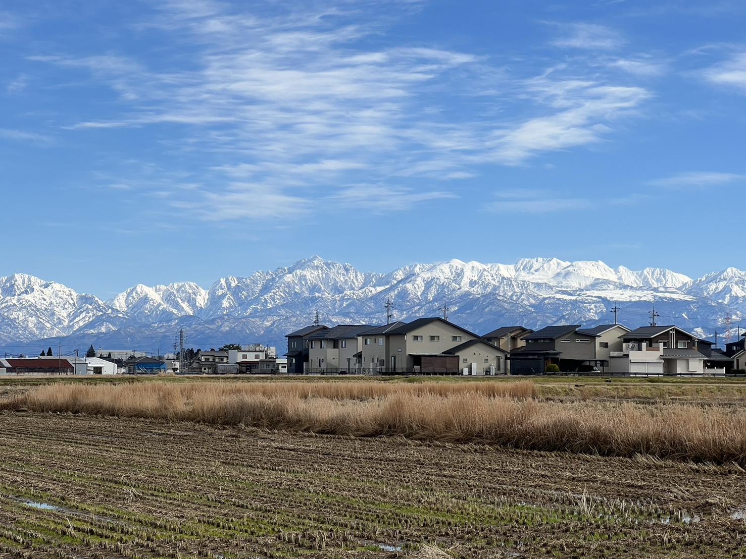 青空に映える立山連峰と家並み