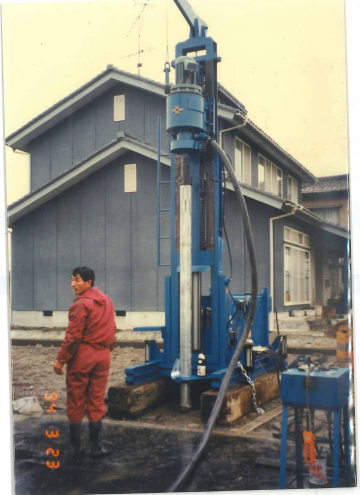 住宅地での井戸掘削。掘削機と作業にあたる職人